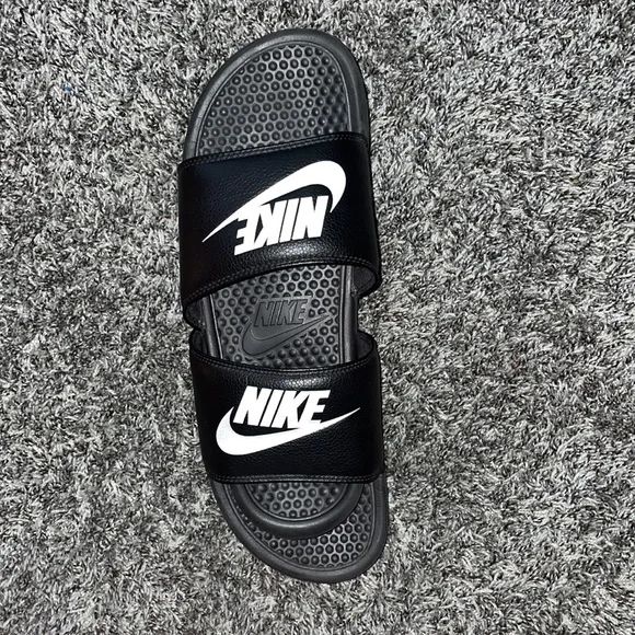 Black Nike slides - Picture 3 of 3